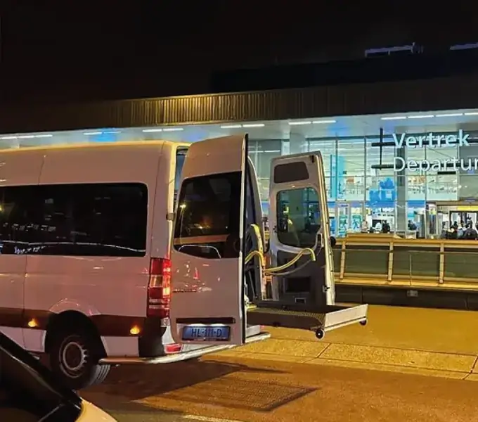 Rolstoelbus bij Schiphol voor reizigers uit Voorburg